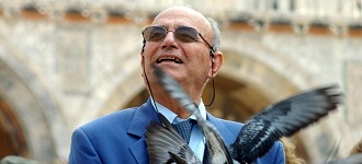 senior z golebiami