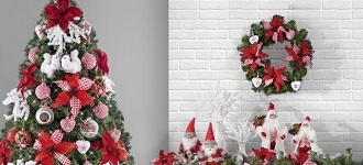 Przystrajanie świątecznej choinki