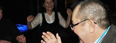 Czarujące międzypokoleniowe party przy winylach