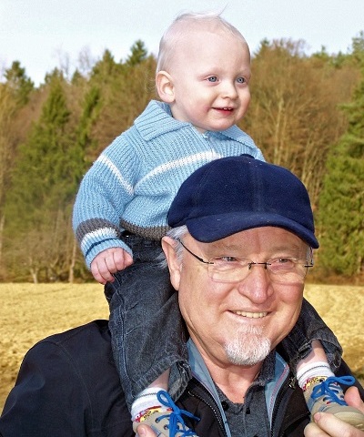 Senior dziadek z wnuczkiem
