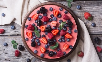 Sernik na zimno z winną galaretką