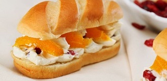 Piknikowe bułeczki mlecznez aksamitnymserkiem i owocami