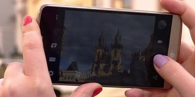senior ze smartfonem 1