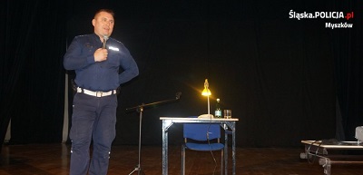 Widoczny Senior na drodze