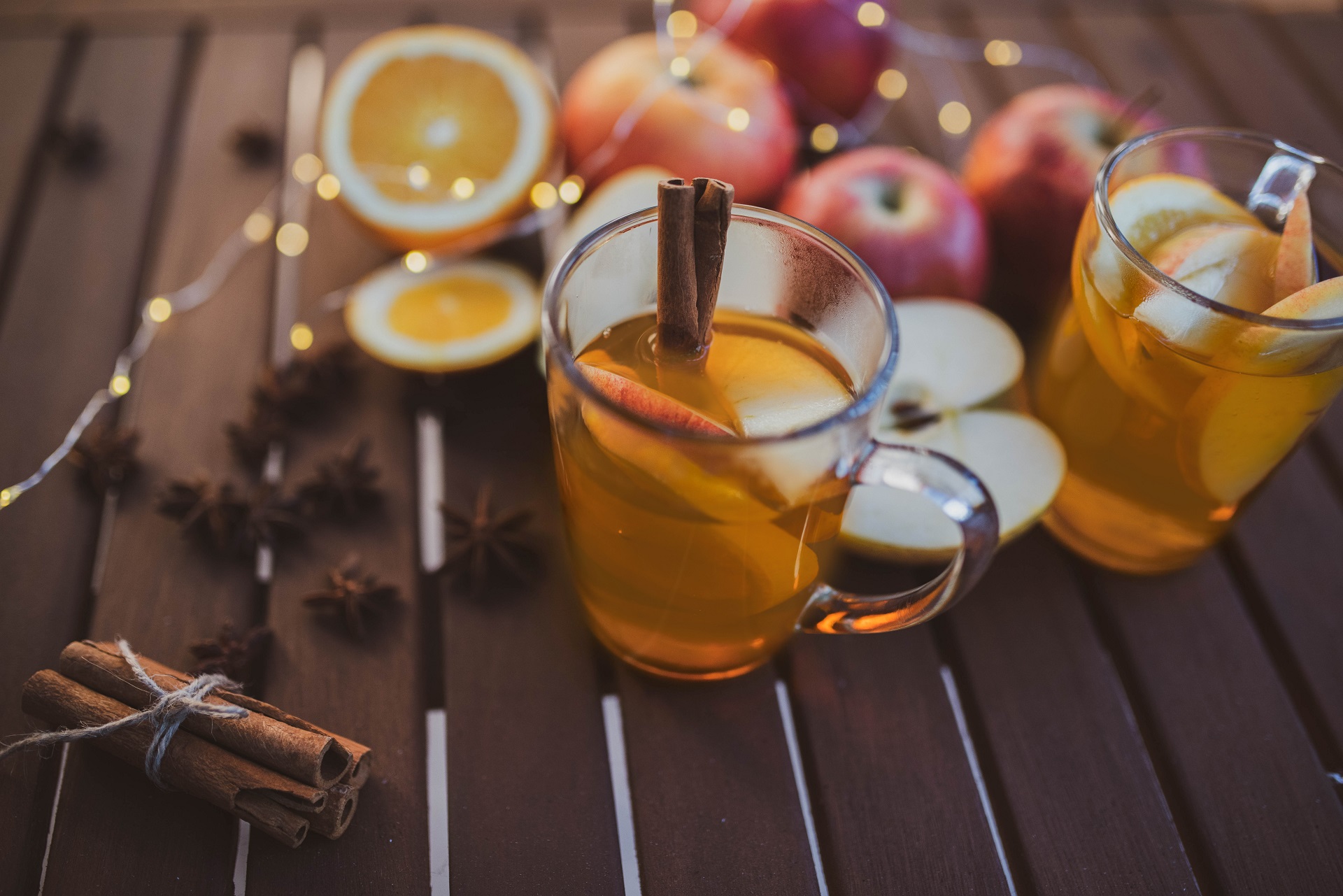 Jabłko podane na ciepło z ulubionymi, aromatycznymi dodatkami 