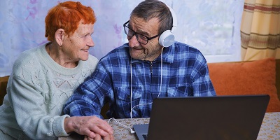 Babcia i Dziadek na zakupach w Internecie