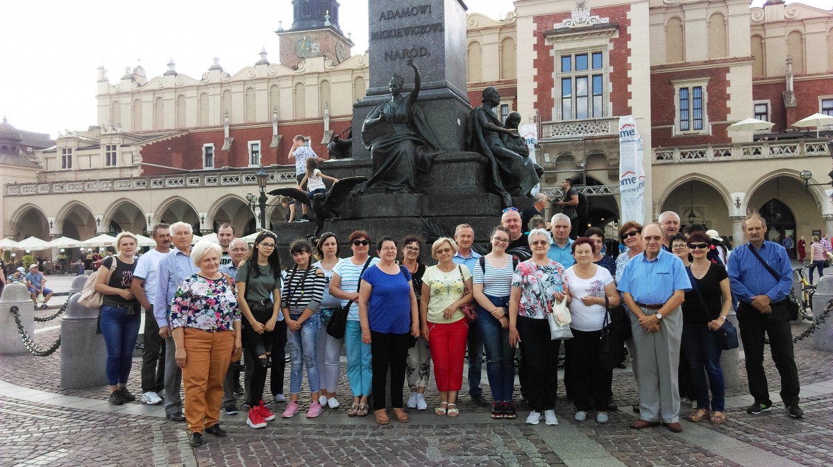 Seniorzy z Jastrzębia z Gminy Poraj w Wieliczce i Krakowie