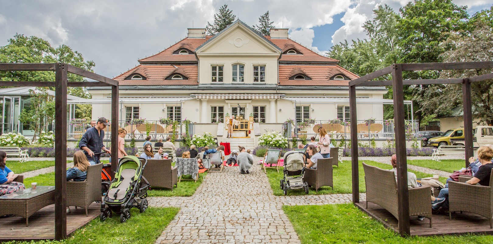 Królewskie śniadanie na trawie w maju