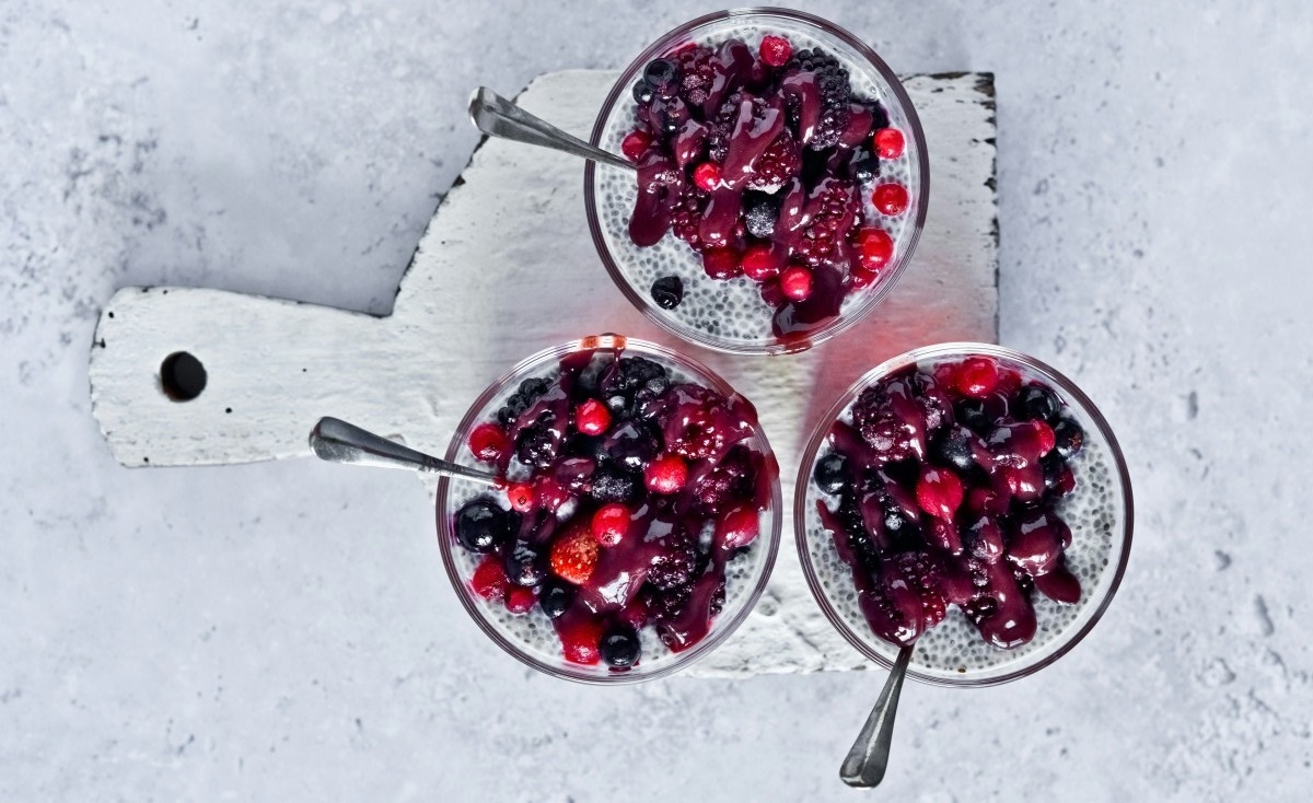 Owsiany pudding chia z kaszką i owocami