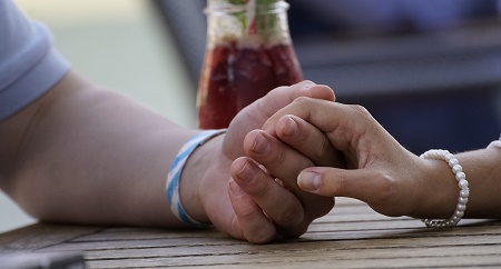 Aplikacje randkowe dla seniorów – na co powinniśmy uważać?