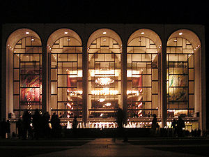 Gmach_Metropolitan_Opera_zr_Wikipedia