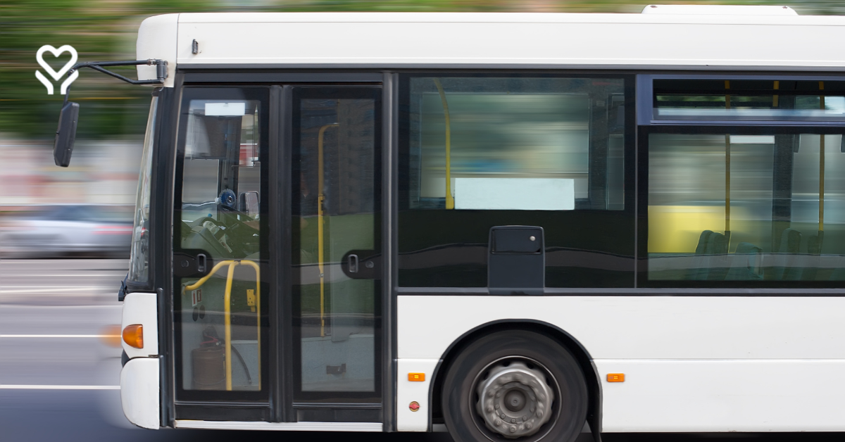 Higiena w komunikacji miejskiej. Jak dbać o bezpieczeństwo seniorów w transporcie?