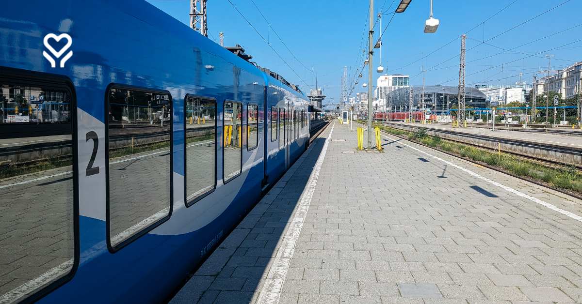 Podróż pociągiem dla seniora: promocja PKP za 10 złotych i porady praktyczne