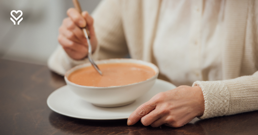 Problemy z uzębieniem a dieta seniora. Co jeść, gdy gryzienie boli?