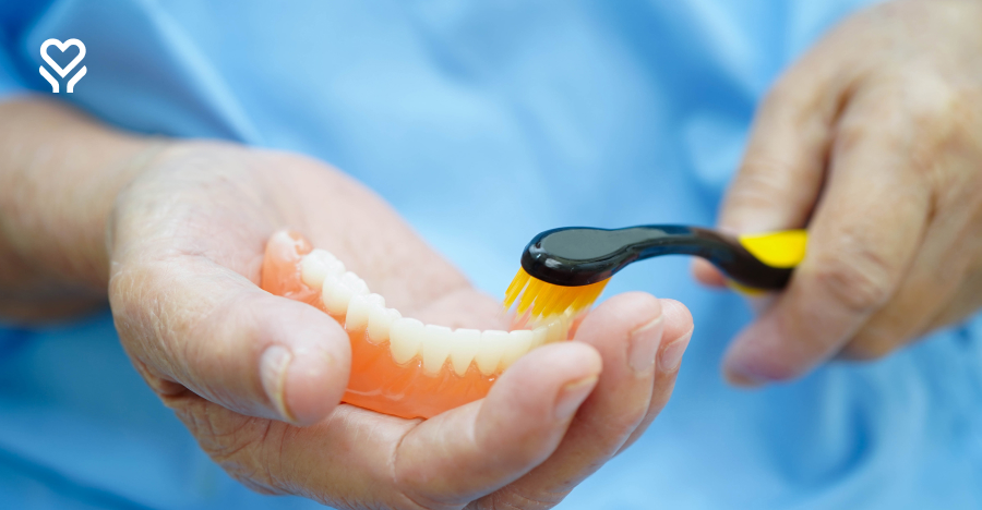 Higiena protez zębowych: praktyczny poradnik dla seniorów
