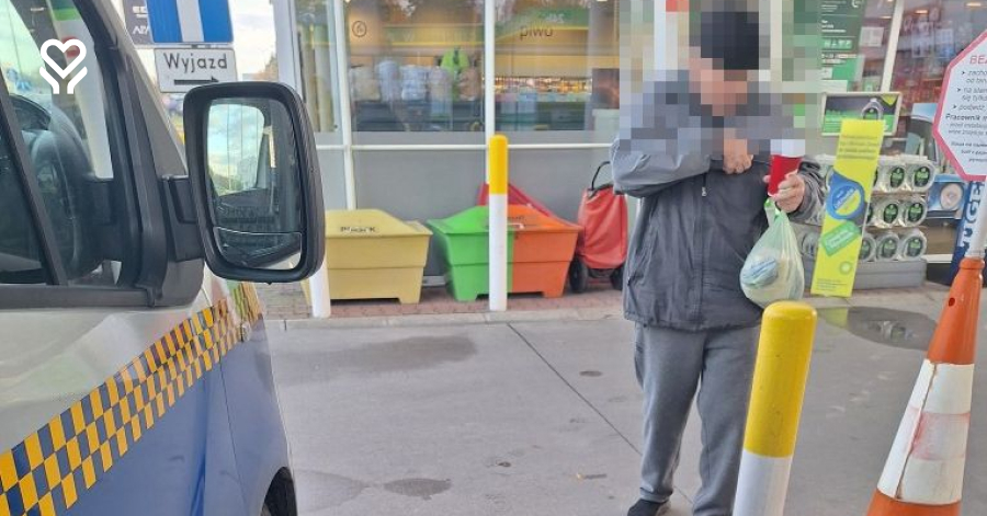Senior nie wiedział, co robi na stacji benzynowej. Uratował go numer telefonu
