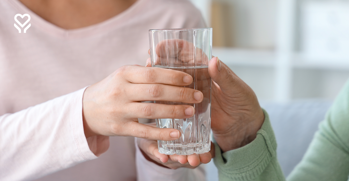 Dlaczego wielu seniorów pije za mało wody? Powody mogą zaskakiwać